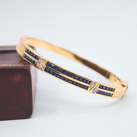 Bangle of 18k gold set with sapphires and diamonds Bangle of 18k gold set with sapphires and diamonds